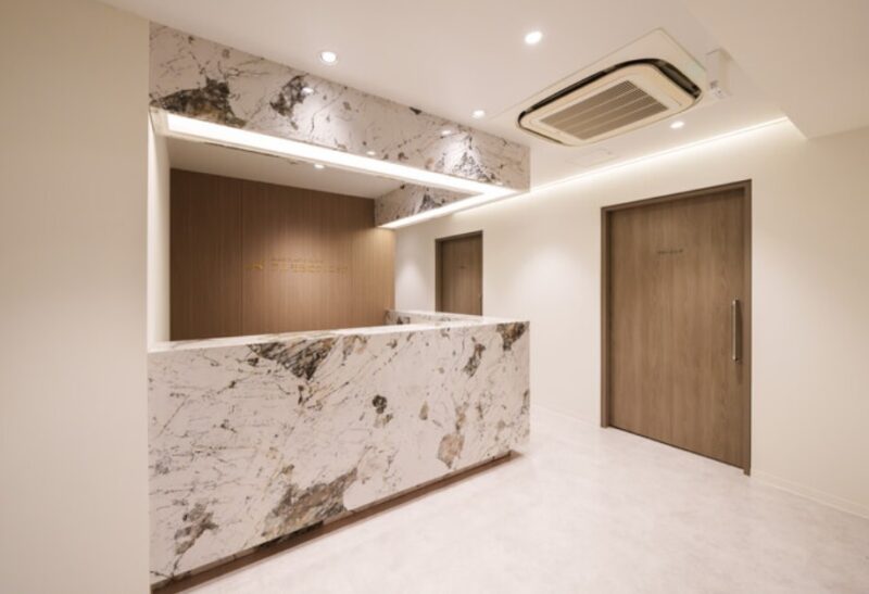 アルモ成形クリニックの店舗の受付の写真