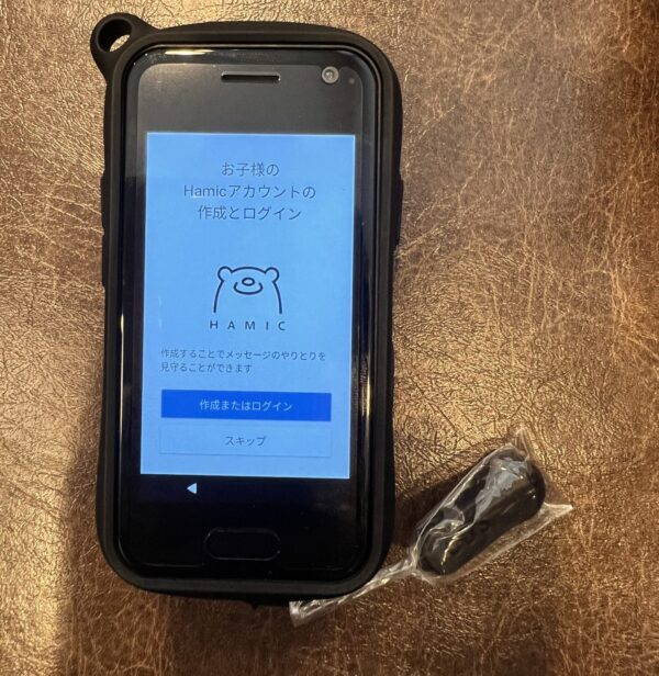 hamicPOCKETの本体写真_防犯ブザーのストラップが付いたスマホ